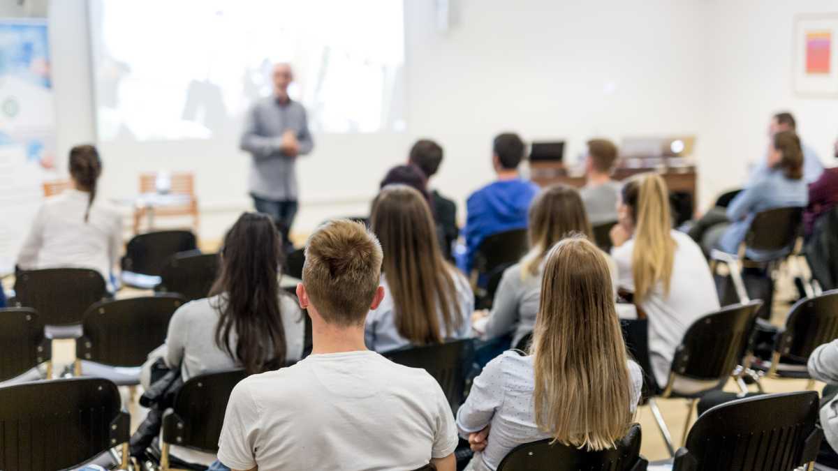 Las becas de la Caixa para estudiar grados universitarios.