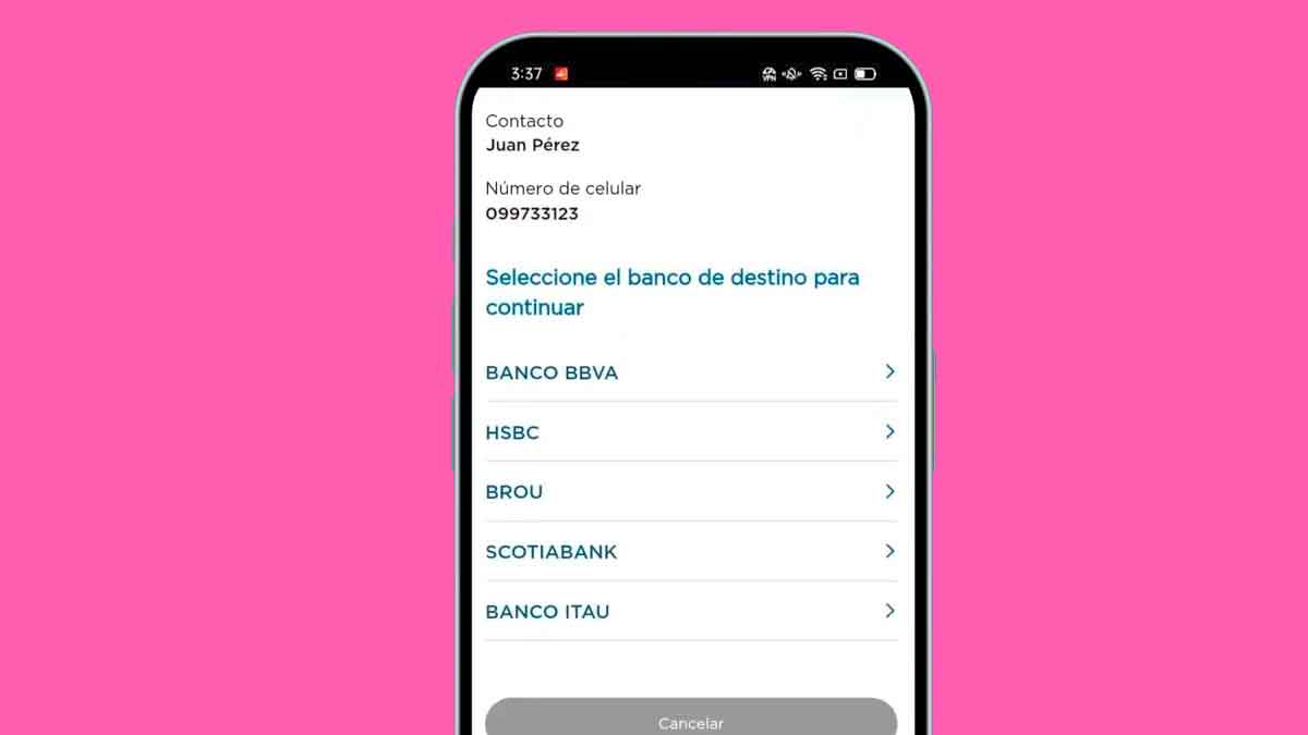 Pantalla de móvil con opciones de bancos para hacer una transferencia, ejemplo del aviso del Banco de España sobre pagar el alquiler por transferencia bancaria