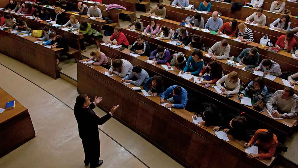 Aula llena durante una clase del Doble Grado en Matemáticas y Física, la carrera con la nota de corte más alta de Madrid