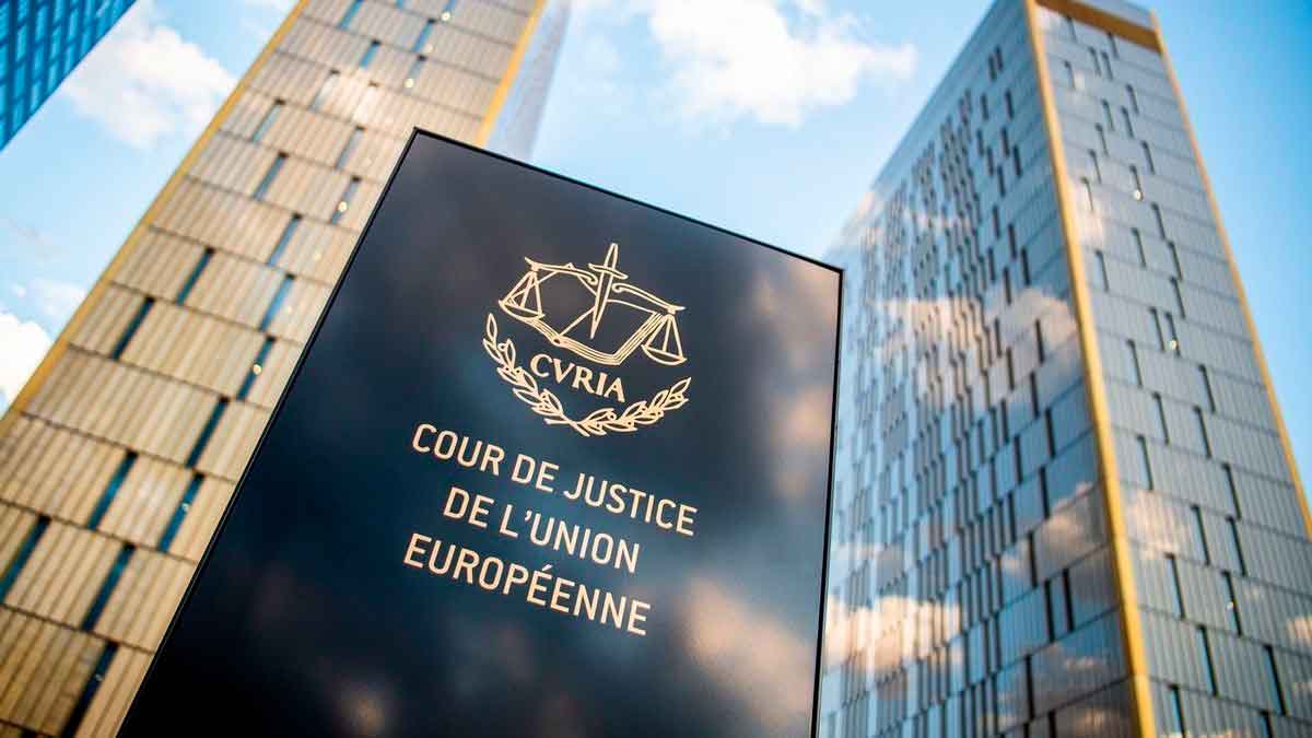 Fachada y rótulo del Tribunal de Justicia de la Unión Europea en Luxemburgo, protagonista de la sentencia sobre comisiones de apertura hipotecaria