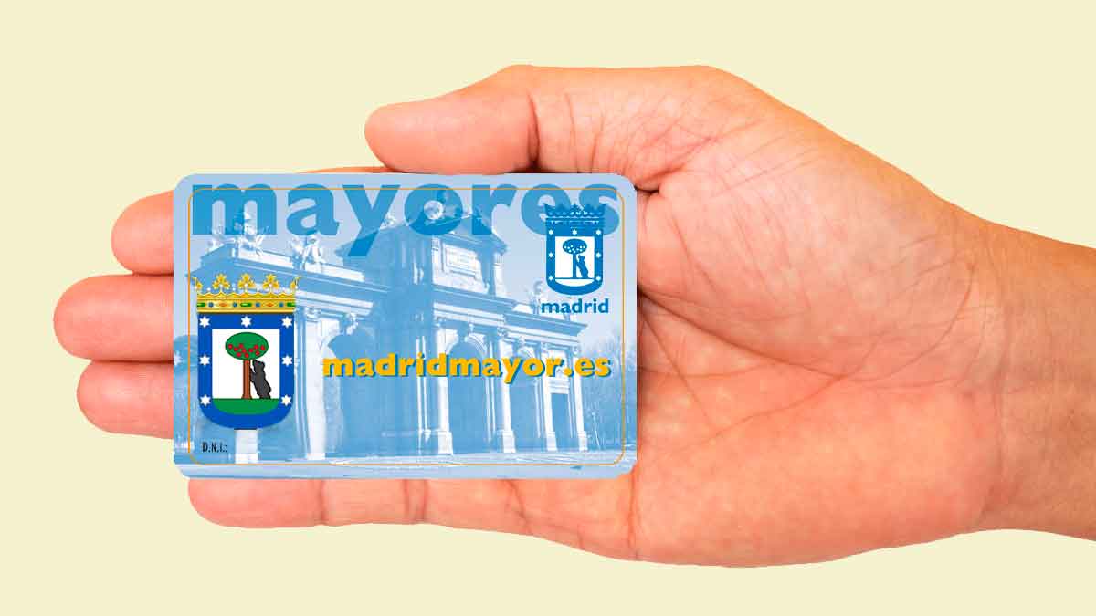 Mano sosteniendo la tarjeta madridmayor.es para mayores con descuentos en Madrid