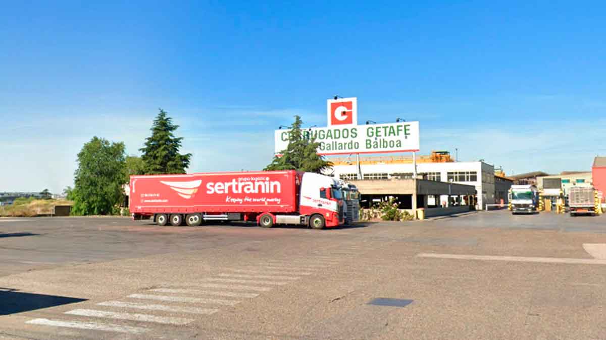 Entrada de la fábrica Corrugados Getafe con camión de transporte; planta que cierra tras 75 años y aplica un ERE a 152 trabajadores
