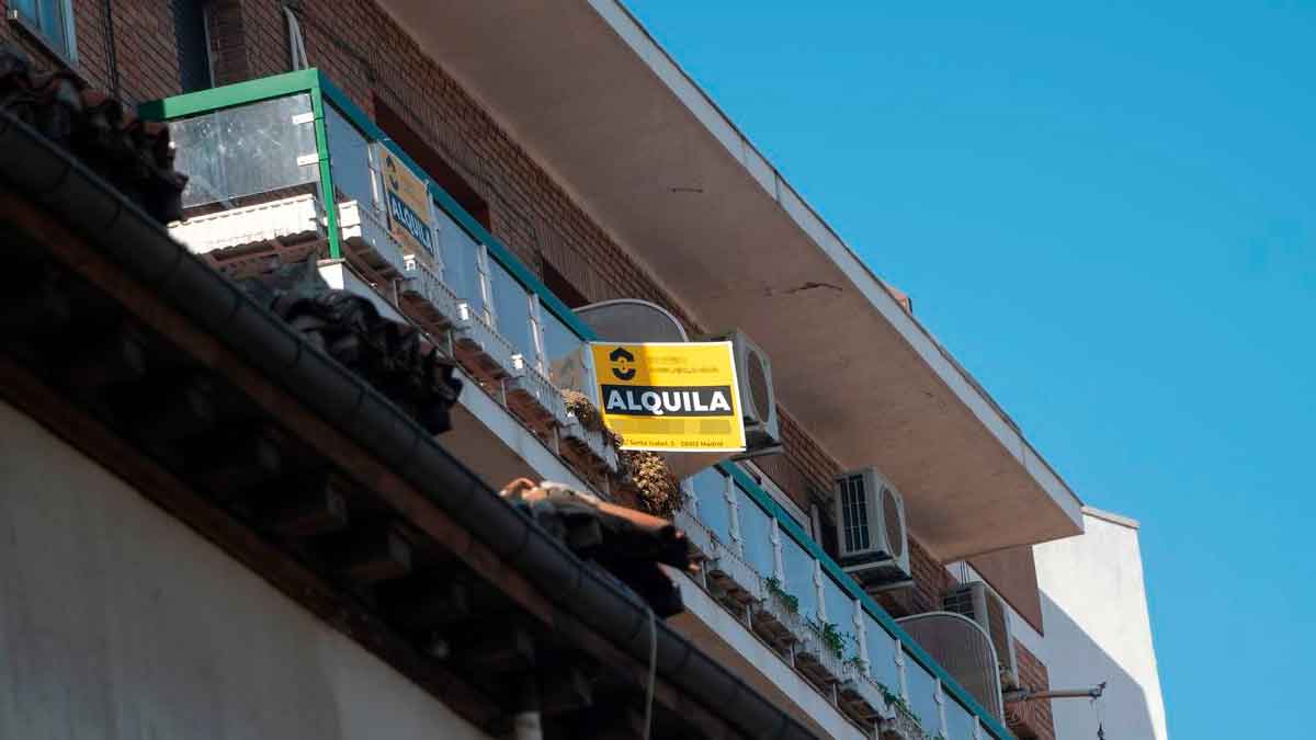 Cartel de “Alquila” en un balcón, sujeto a la nueva normativa de alquiler turístico y posibles multas de 600.000 € en 2025