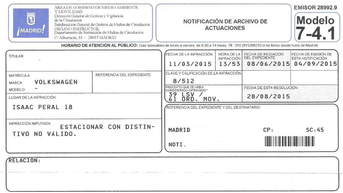 Agente de la Policía Local de San Sebastián de los Reyes revisando expedientes de multas mal tramitadas con devoluciones e intereses.