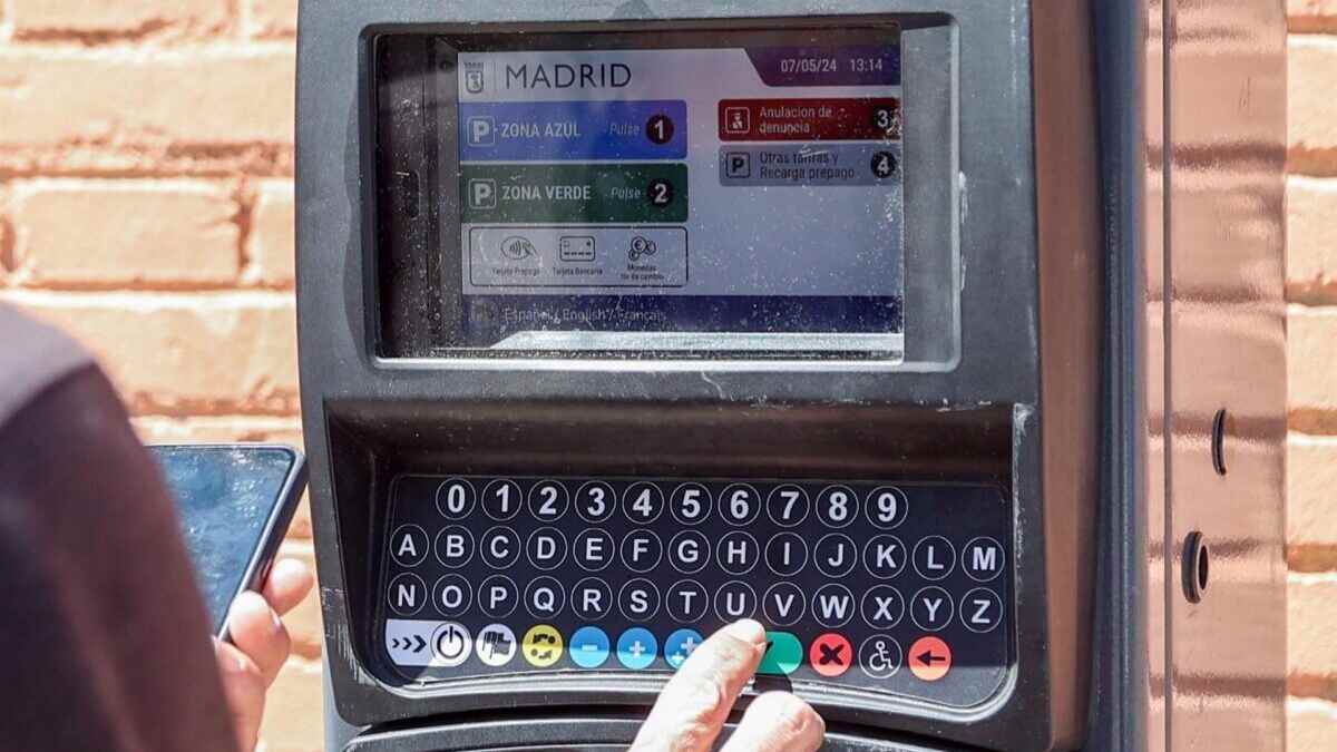 Parquímetro del SER en Madrid con zonas azul y verde; las apps ElParking, Telpark, ParkingLibre, Parclick y Bip&Drive activan la función ‘desaparcar’.