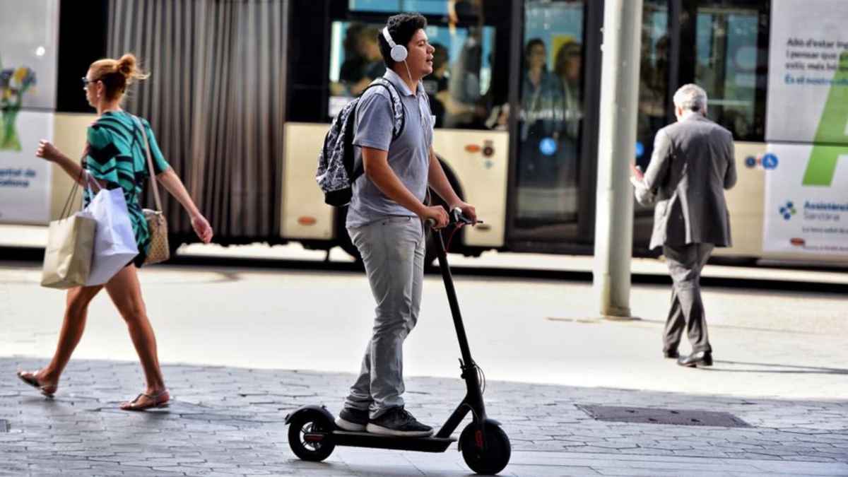 Usuario circulando en patinete eléctrico, vehículo que deberá tener seguro obligatorio según la nueva ley del Congreso