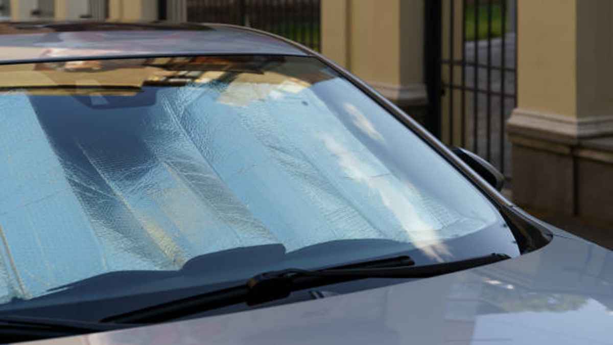 Parasol de coche en el parabrisas, mal uso podría generar multa de hasta 200 euros, según la DGT.