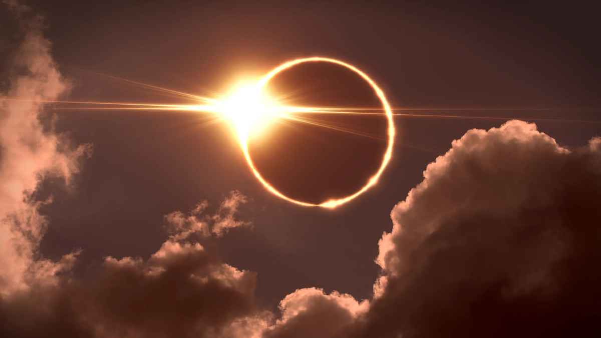 Eclipse solar total 12 agosto 2026 sobre España, imagen del fenómeno astronómico con anillo de fuego alrededor del Sol.
