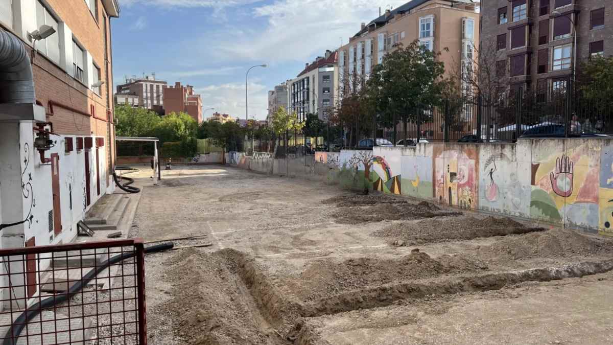 Obras de verano en colegio público de Madrid para mejorar accesibilidad y climatización.
