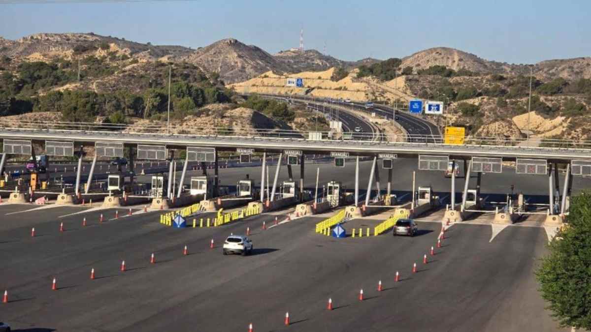 Peaje en la autovía Madrid-Barcelona: cabinas con coches, coste de 19 euros por turismo.