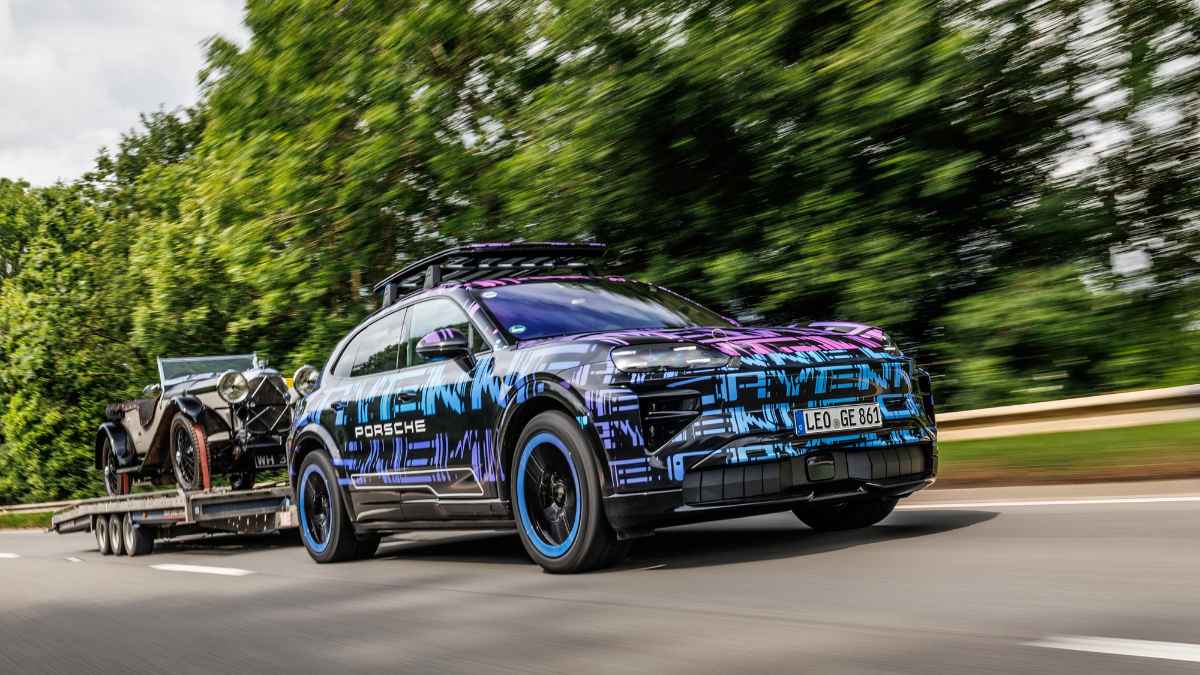 Porsche Cayenne eléctrico en carretera, parte del modelo con sonido V8 falso para simular motor tradicional.