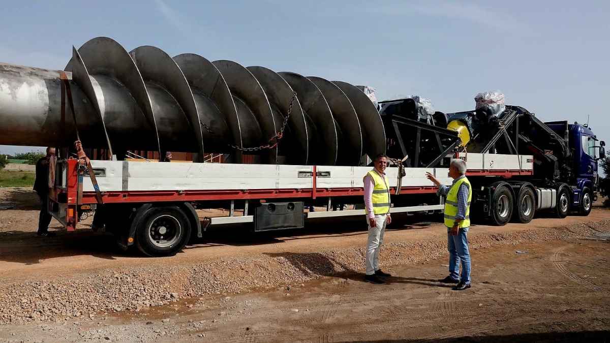 Tornillo de Arquímedes en camión en Burriana, Castellón, durante su instalación para prevenir inundaciones