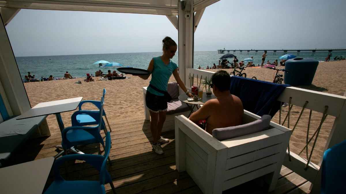Camarera atendiendo cliente VIP en Ibiza tras sentencia del TSJ Baleares por despido improcedente por propina