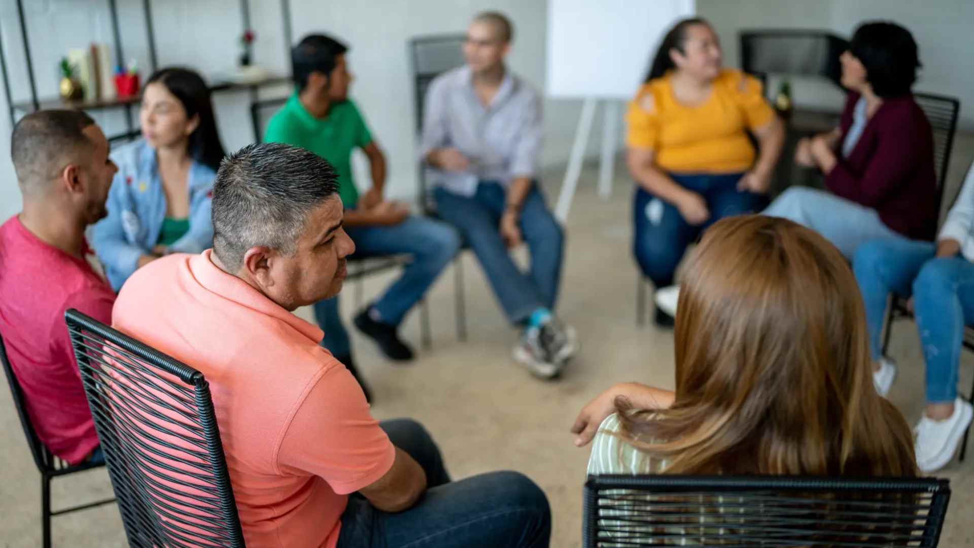 Propietarios reunidos en junta de vecinos debatiendo sobre derramas y obras según fallo del Tribunal Supremo.