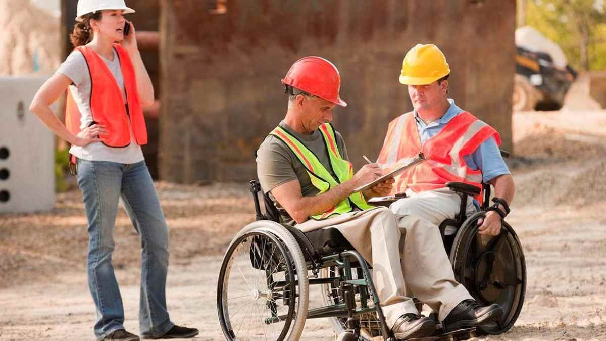 Trabajadores con discapacidad en silla de ruedas en el sector laboral tras la reforma de dependencia.