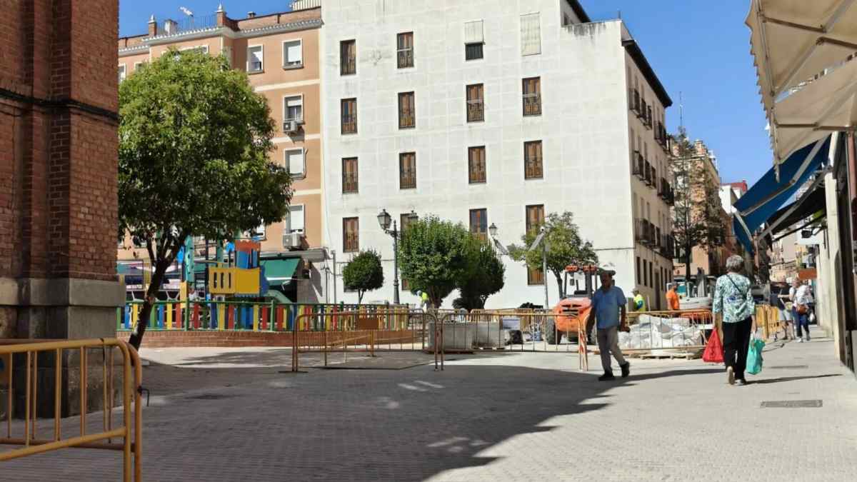 Obras de peatonalización en las calles del entorno del Mercado de Tirso de Molina en Madrid.