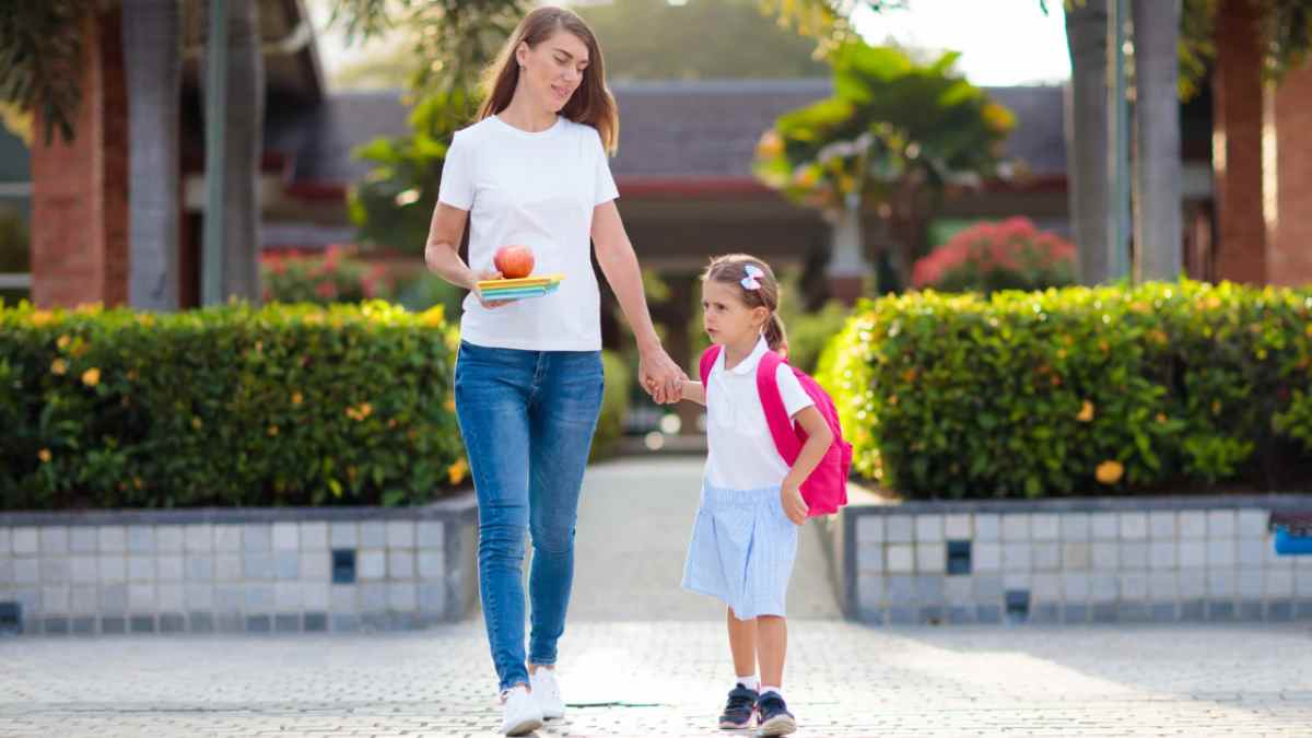 Madre recoge a su hija del colegio después de la jornada laboral.