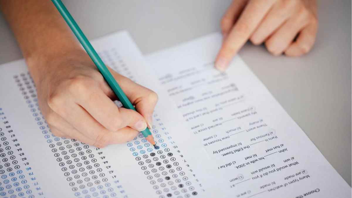 Persona realizando examen tipo test para obtener el carné de conducir en España 2025 2026.