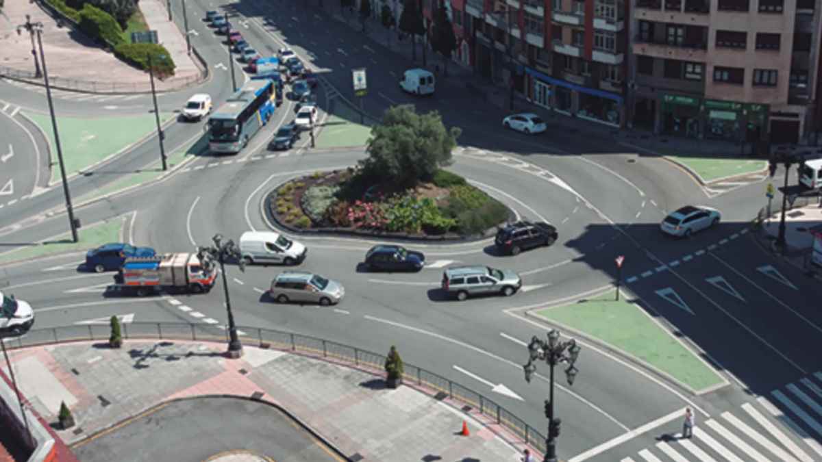 coches circulando por rotonda respetando prioridad.