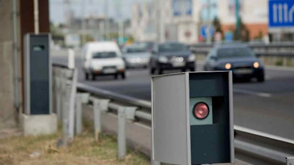 Radar del km 52 de la M-40 con multas de tráfico.