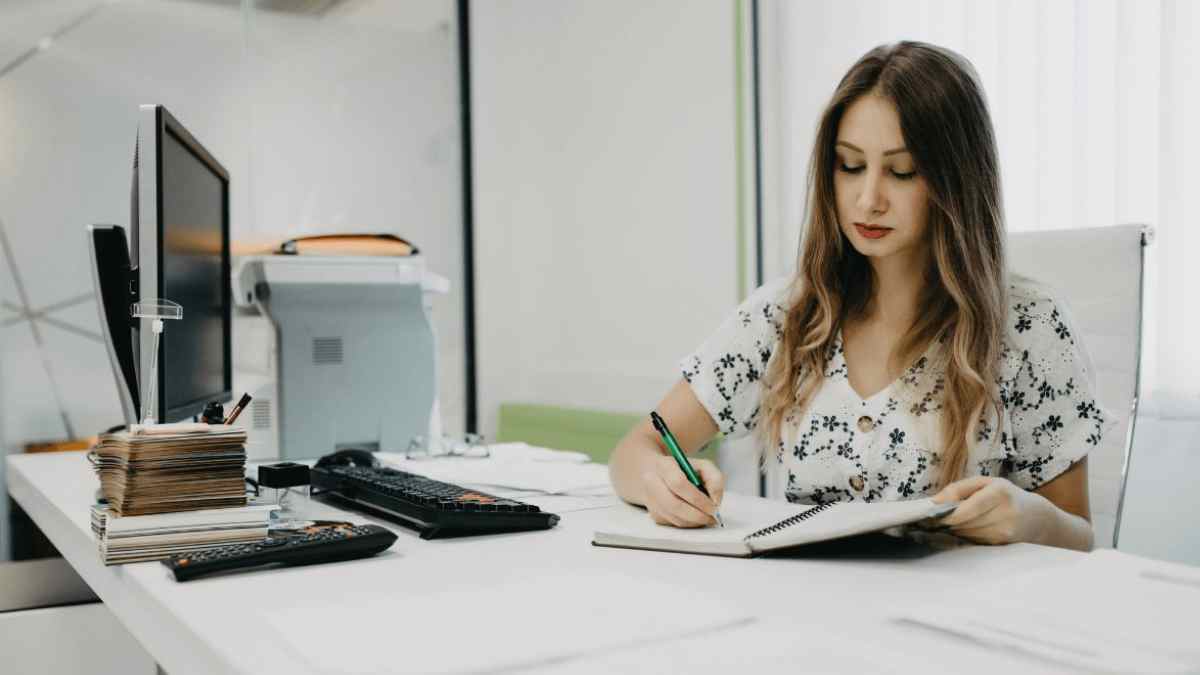 auxiliar administrativo trabajando en oficina con oposiciones 2025.