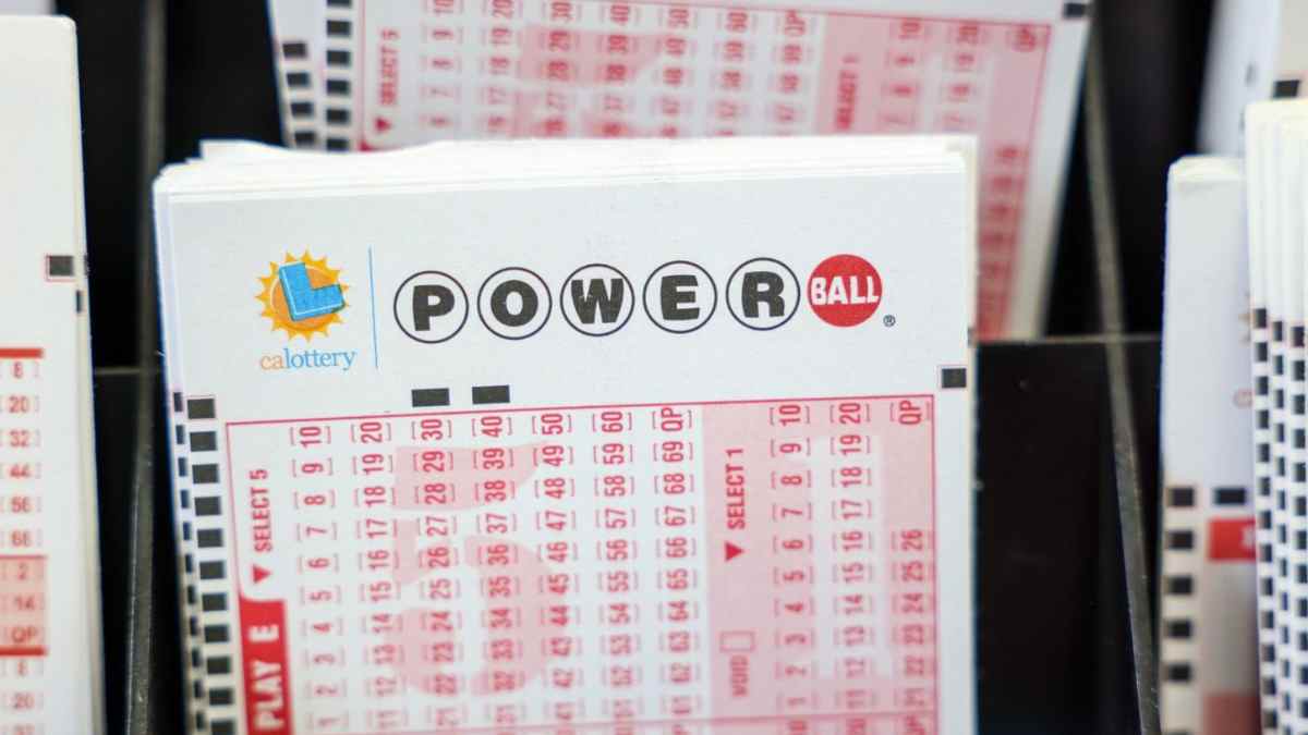 Boletos del sorteo Powerball relacionados con la ganadora que usó ChatGPT para ganar 85.000 euros en Michigan.