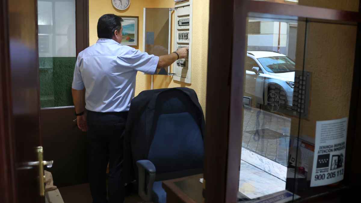 Conserje trabajando en una portería de comunidad en Madrid