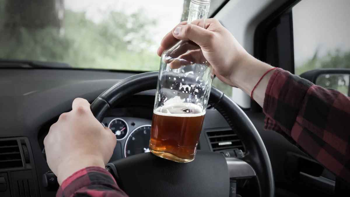 conductor con botella de alcohol al volante dgt nuevo limite 2025.