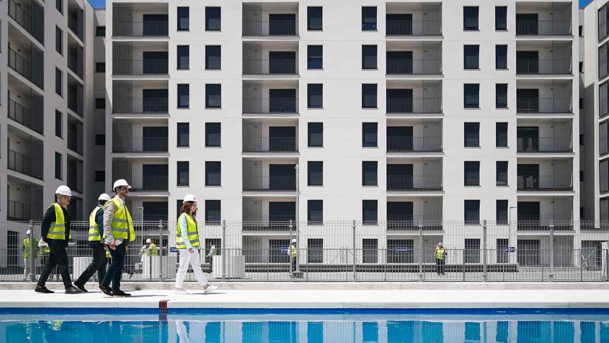 Edificios de viviendas públicas de alquiler asequible en Madrid durante visita municipal.