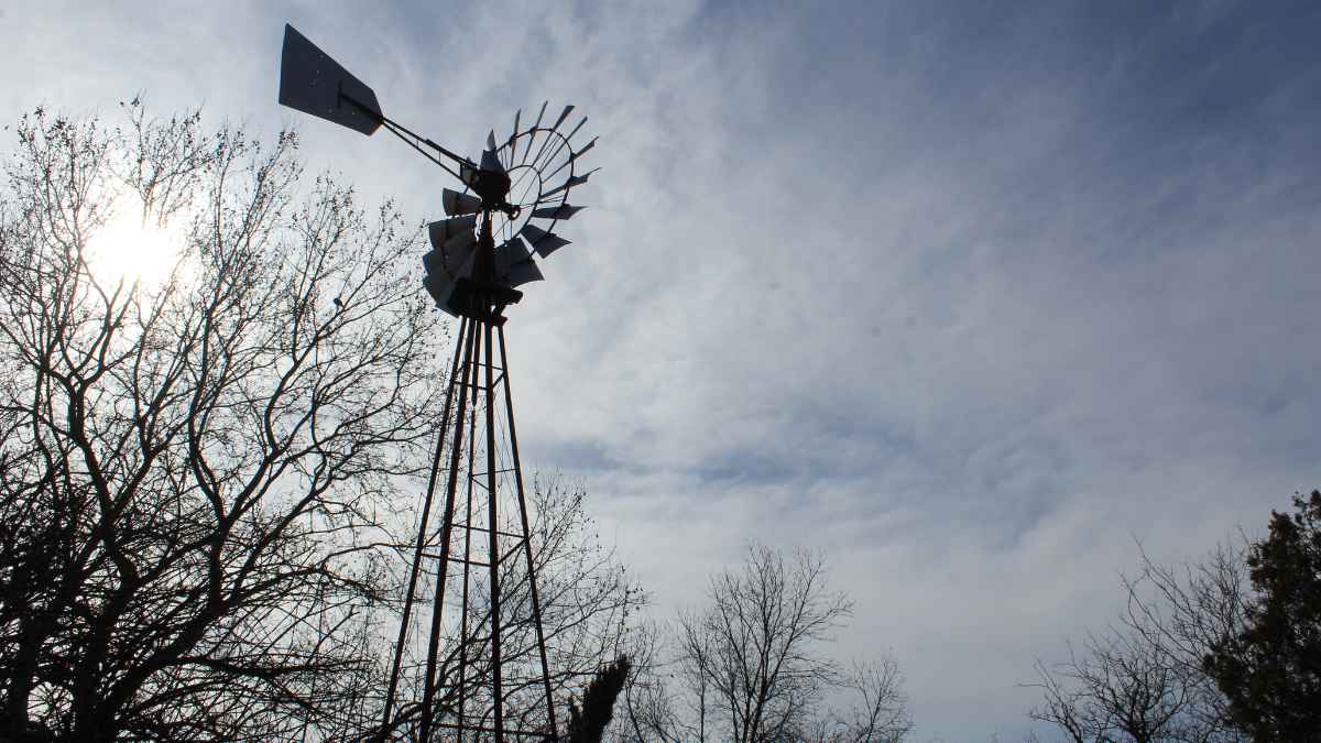 Molino de viento Aermotor restaurado en la Quinta de los Molinos de Madrid