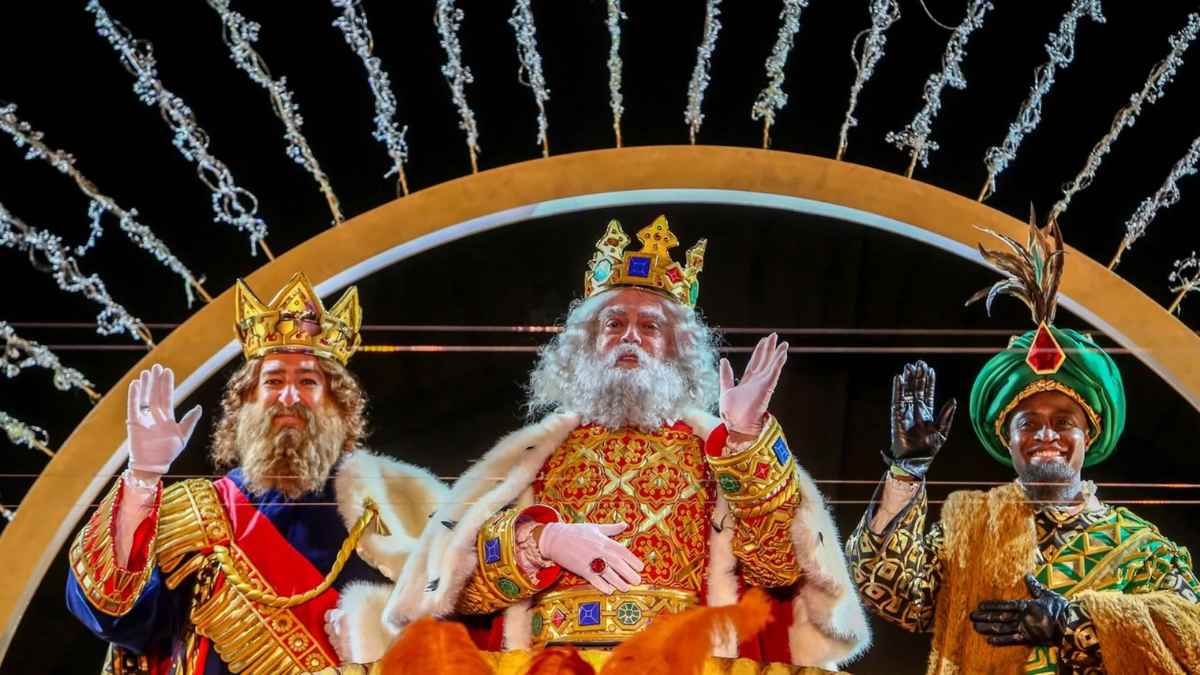 Reyes Magos en la Cabalgata de Madrid 2026 saludando durante el desfile.