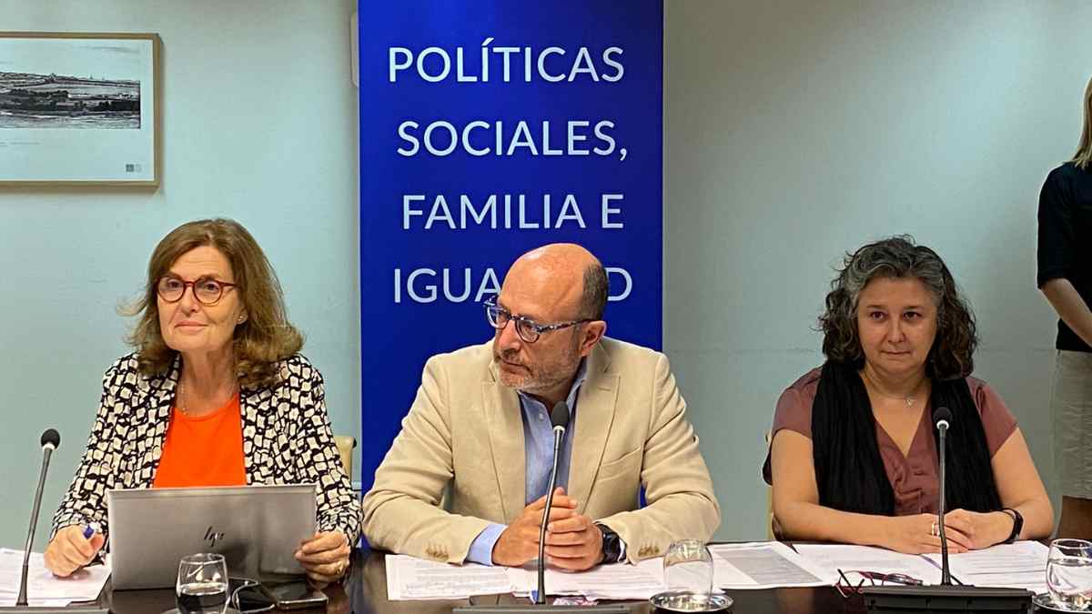 Reunión del área de Políticas Sociales, Familia e Igualdad del Ayuntamiento de Madrid durante una presentación institucional.
