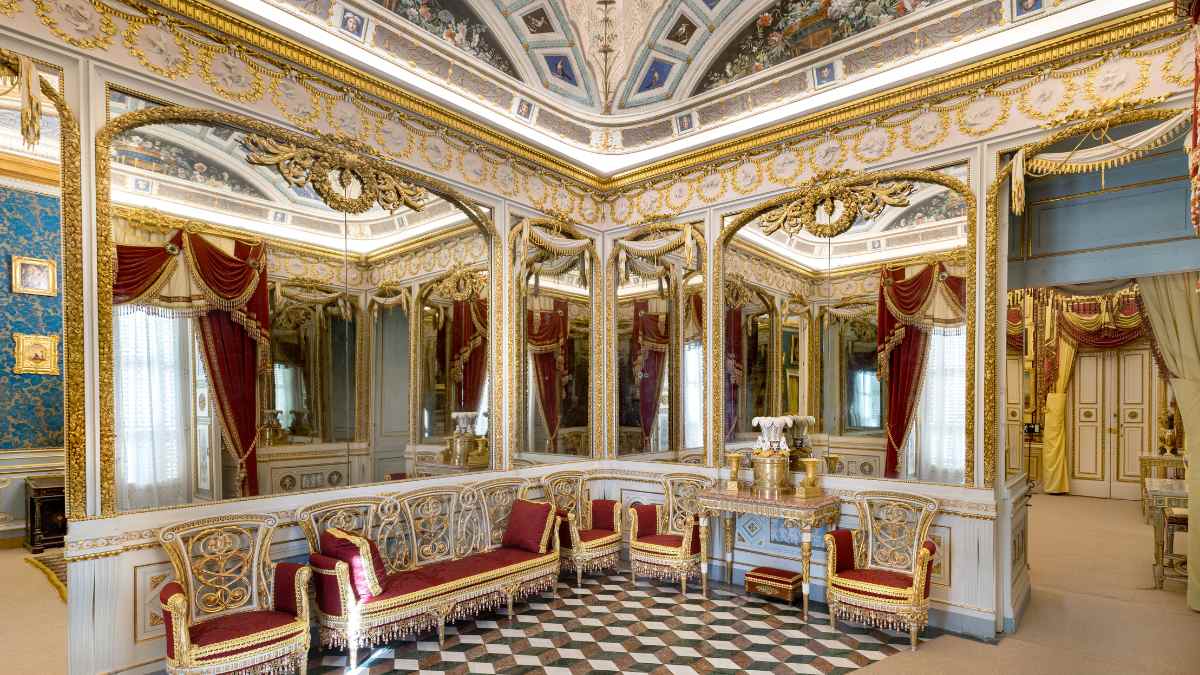 Sala con grandes espejos decorativos que reflejan la luz, ejemplo del color real y tono verdoso de los espejos.