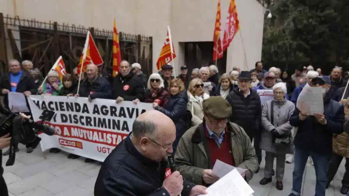 Protesta de jubilados mutualistas reclamando devoluciones del IRPF ante Hacienda.