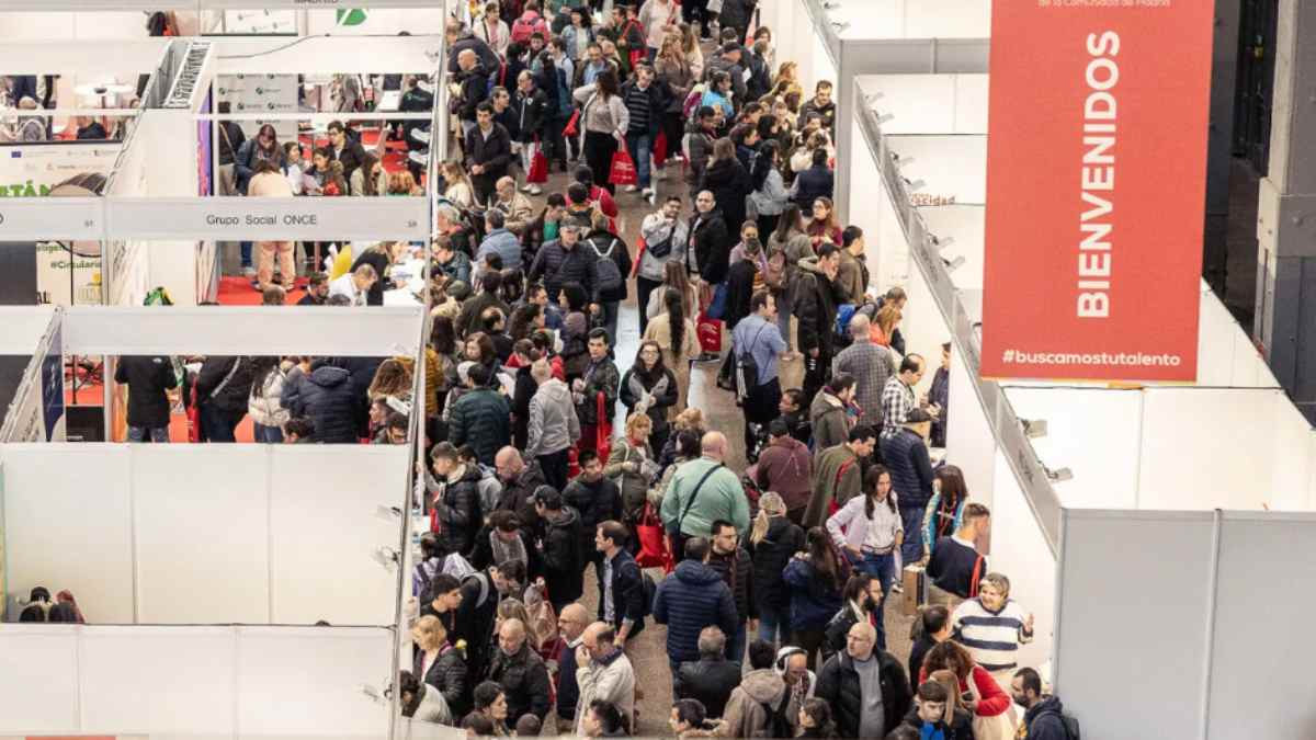 Personas visitando la Feria de Empleo para Personas con Discapacidad en Madrid 2025.