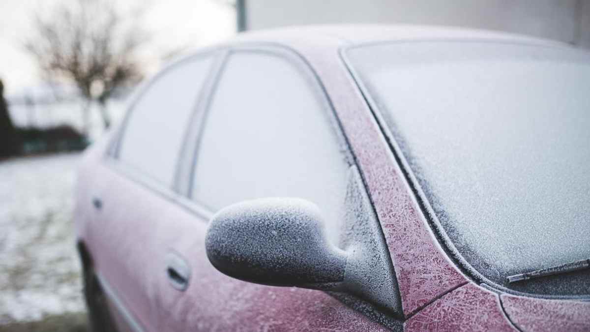 coche congelado en invierno cubierto de hielo que ilustra el aviso de la DGT sobre averías al arrancar con sistemas encendidos.