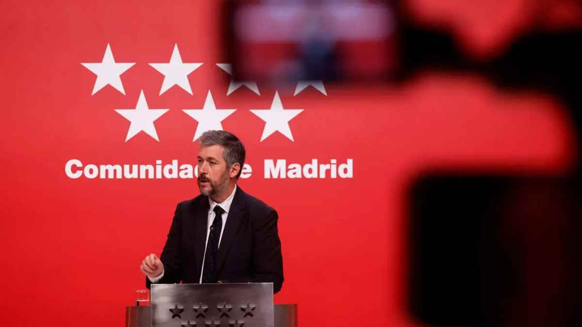 Representante de la Comunidad de Madrid presentando el nuevo paquete urgente de vivienda.