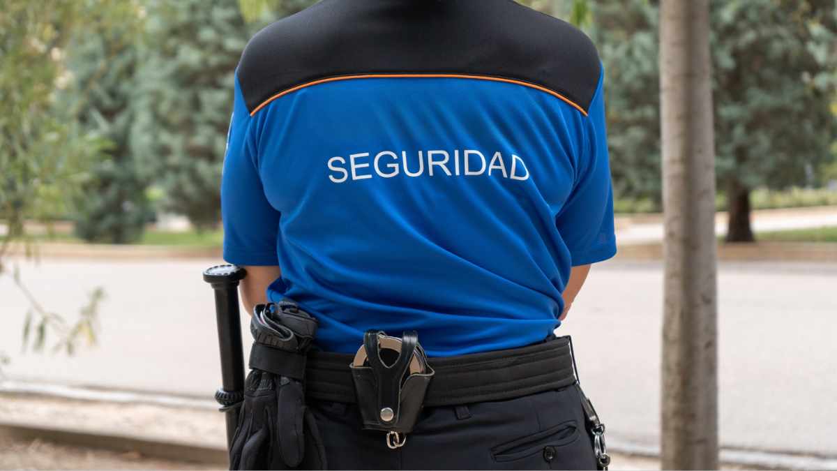 Vigilante de seguridad durante su jornada laboral tras fallo del TSJPV sobre nulidad de despido por hipoacusia.