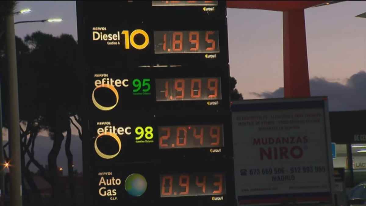 Panel de precios de gasolina y gasóleo en una gasolinera en España con subidas en los carburantes.