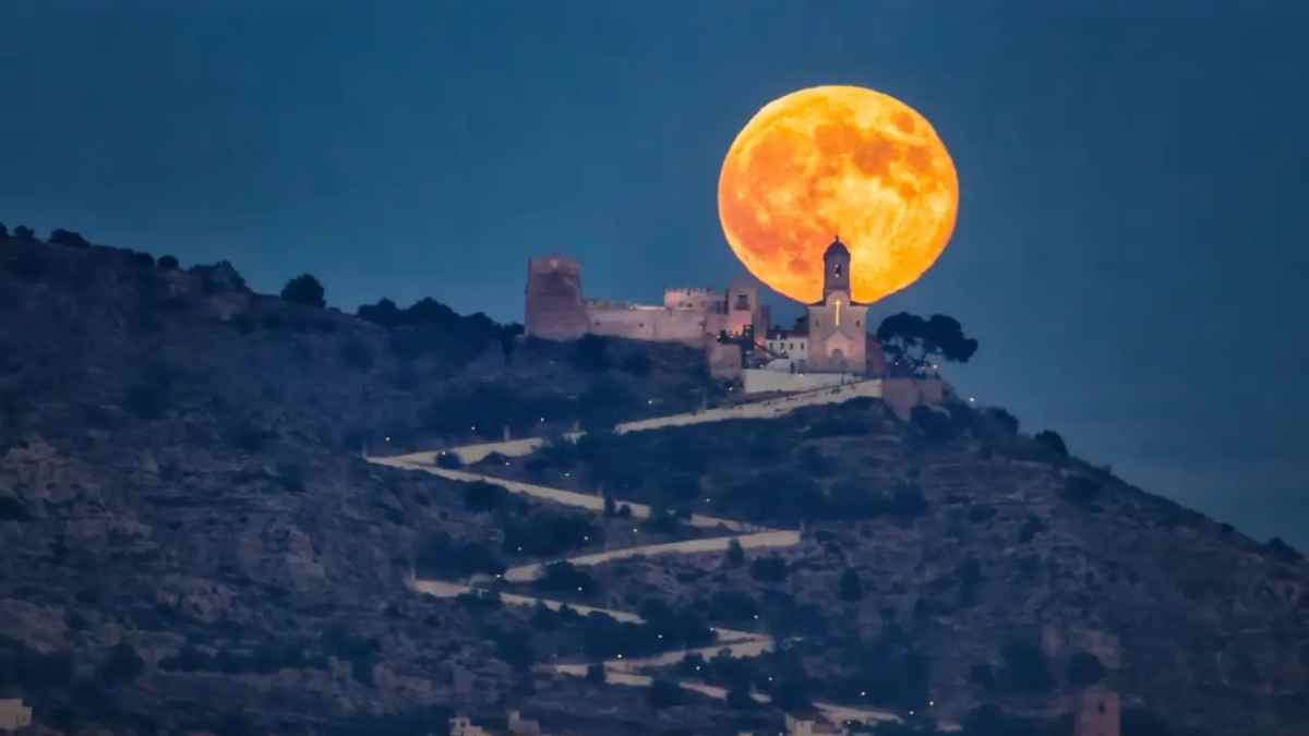 Superluna del Castor 2025 iluminando el cielo de Madrid al atardecer.