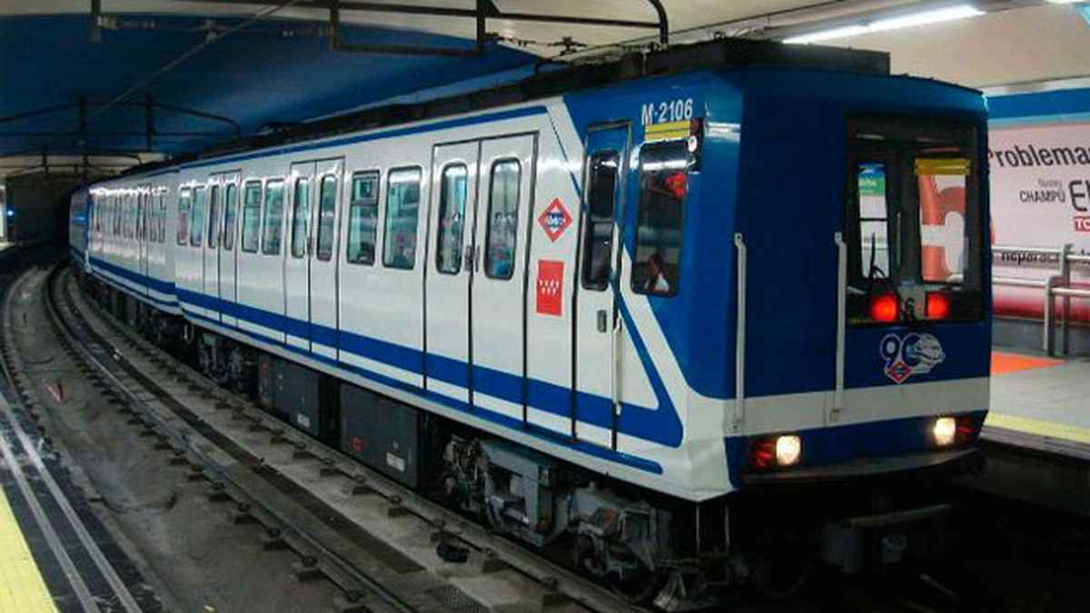 Tren de la línea 1 del metro de Madrid en andén antes de su renovación.