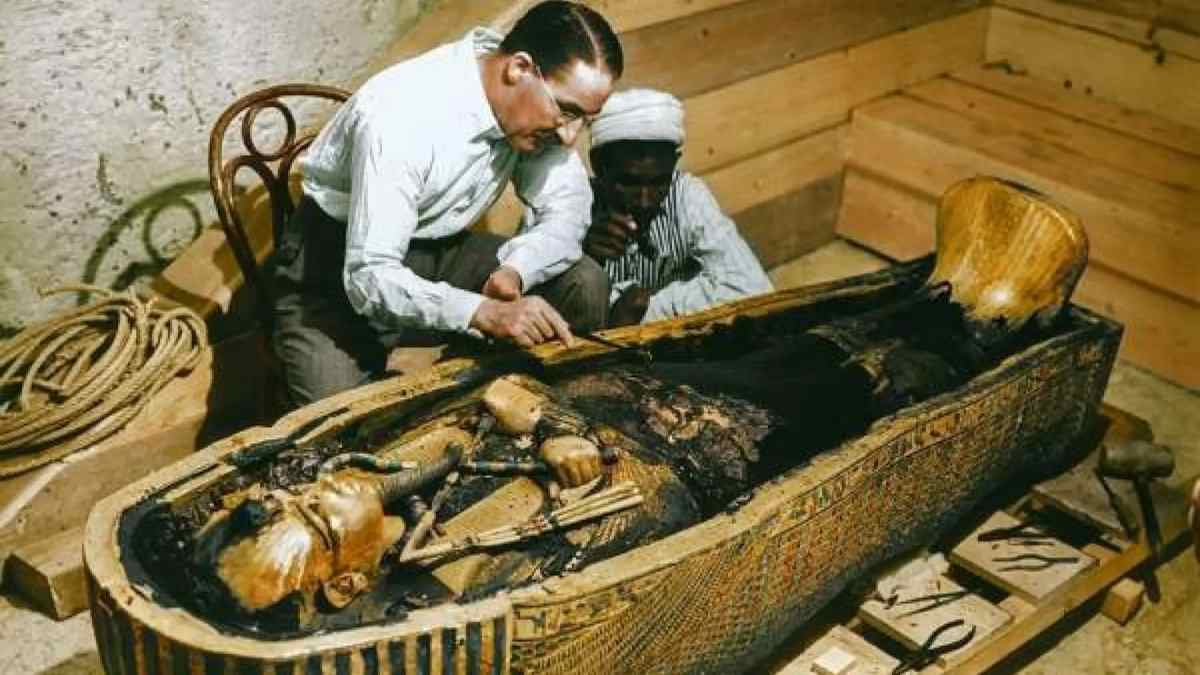Arqueólogo examina el sarcófago de Tutankamón en su tumba original de Egipto.