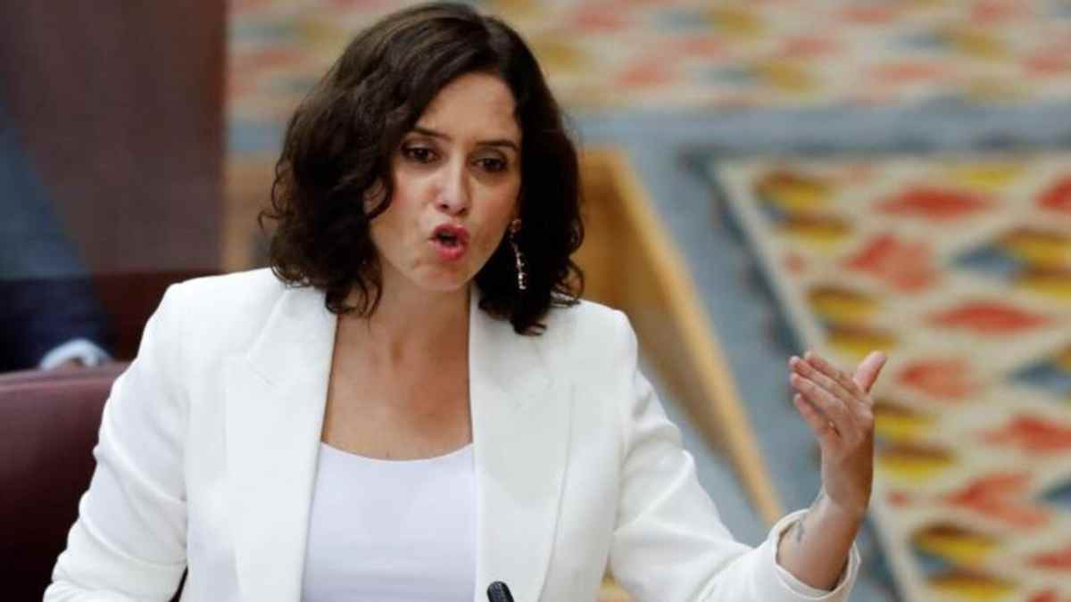 Isabel Díaz Ayuso durante una intervención sobre transporte público y precios del abono