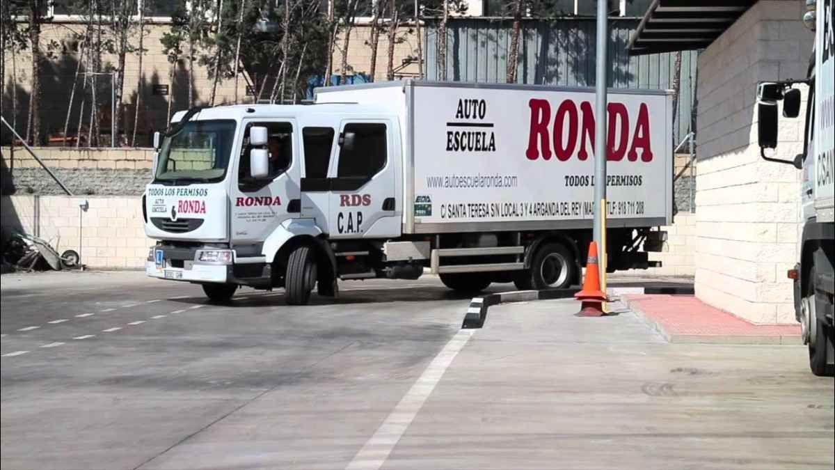 Camión de autoescuela para obtener los permisos C y D con ayudas públicas de hasta 3.000 euros.