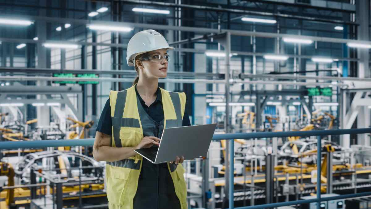 ingeniera en fábrica representando carrera con 100 por ciento de empleabilidad.
