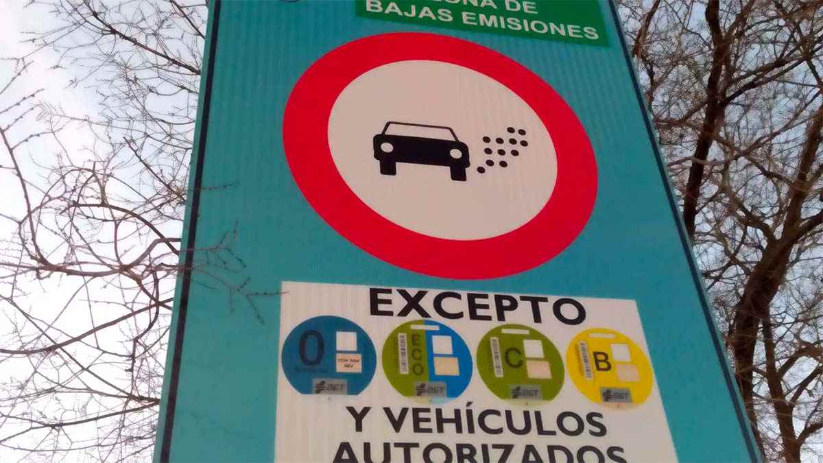 Señal de Zona de Bajas Emisiones en Madrid con restricciones por etiquetas ambientales.
