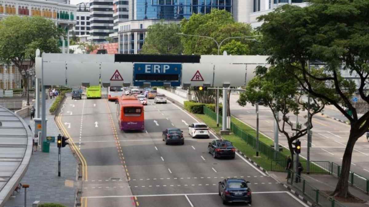 Peaje urbano con control de acceso a vehículos en una zona céntrica de la ciudad.
