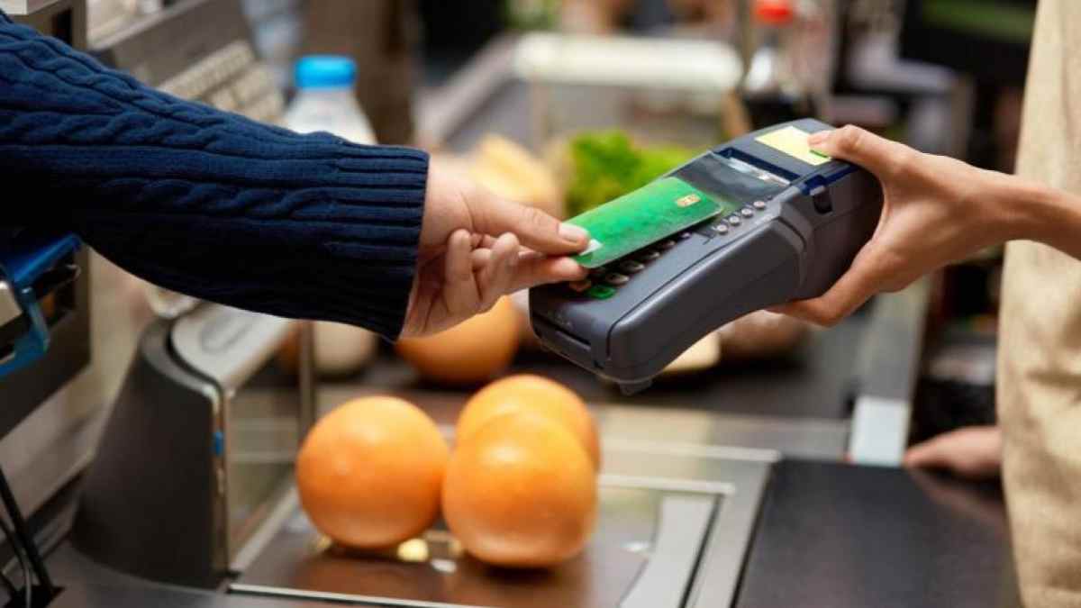Pago con tarjeta en comercio relacionado con el nuevo control financiero de Hacienda para movimientos superiores a 25.000 euros.