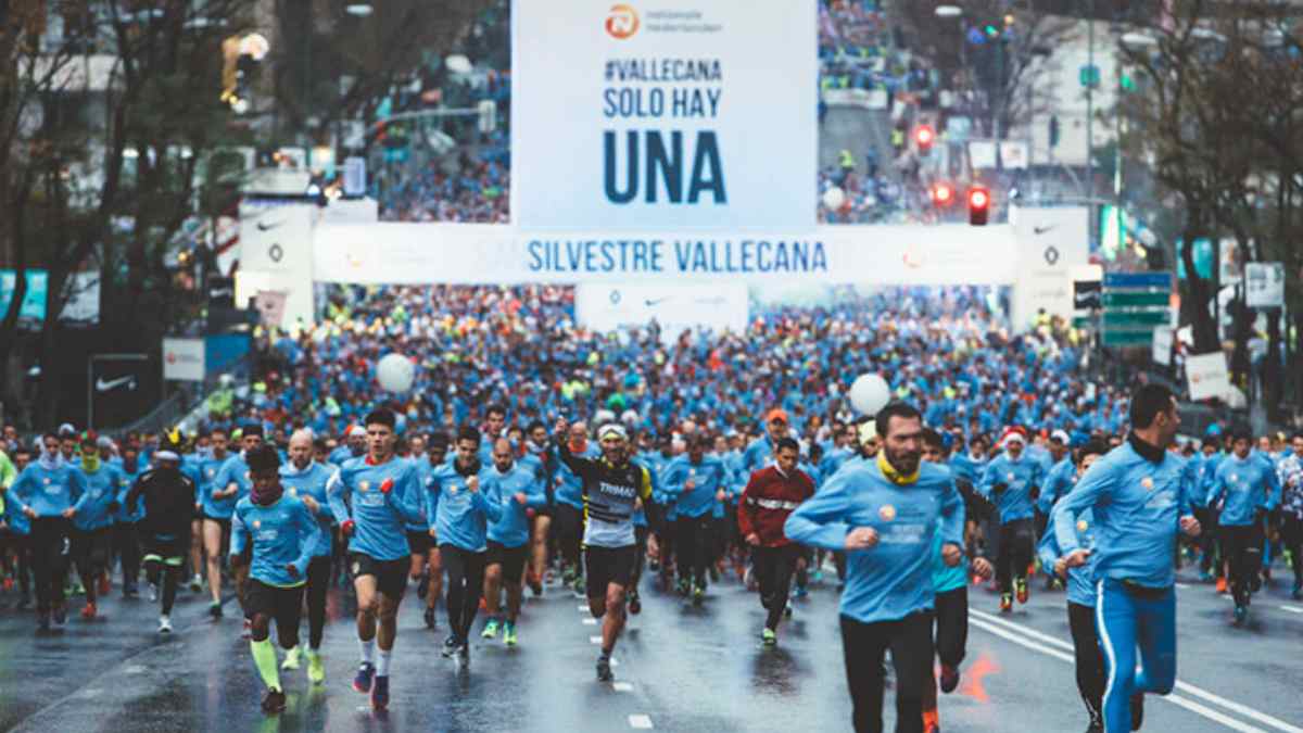 Salida de la San Silvestre Vallecana en Madrid con miles de corredores y calles cortadas el 31 de diciembre.