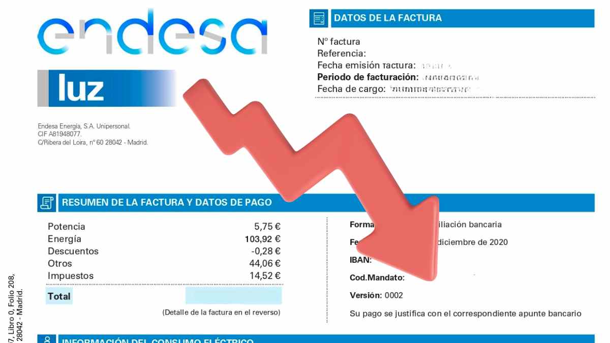 Factura de la luz con flecha a la baja indicando reducción del recibo entre un 4% y un 10%.